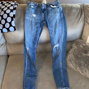 Women’s Levi blue skinny jeans w/holes